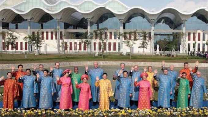 Các lãnh đạo APEC trong trang phục áo dài lụa tại kỳ hội nghị ở Việt Nam năm 2006. Ảnh: AFP.